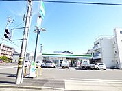 コンビニ「ファミリーマートまで440m」