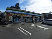 コンビニ「ファミリーマートまで390m」