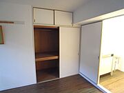押入れにポール付いています。