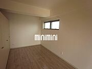 最上階の角部屋です。側面からも光が差し込みます。