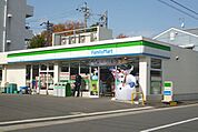コンビニ「ファミリーマートまで470m」