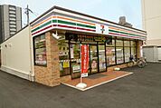コンビニ「セブンイレブンまで130m」
