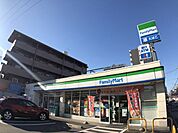 コンビニ「ファミリーマートまで180m」