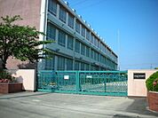 小学校「市立西前田小学校まで240m」