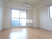 北側と東側に窓があるお部屋です