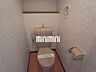 トイレ：棚つきで使い勝手の良さそうなトイレです