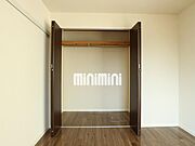 洋間にある収納です。