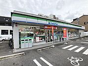コンビニ「ファミリーマートまで380m」