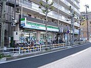 コンビニ「ファミリーマート川名駅前店まで273m」