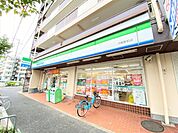 コンビニ「ファミリーマート川名駅前店まで212m」