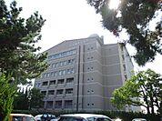 大学「名古屋市立大学経済学部・人文社会学部まで310m」