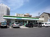 コンビニ「ファミリーマートまで530m」