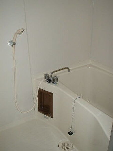 画像6:ワイドな浴槽　綺麗な寛ぎの空間！