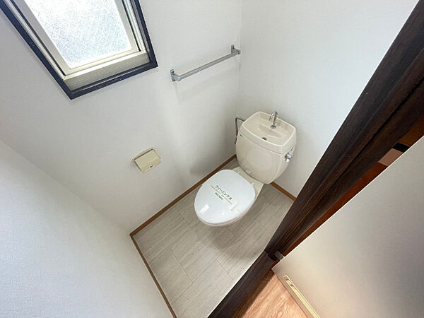 画像7:窓のあるトイレです