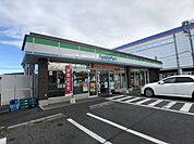 コンビニ「ファミリーマートまで320m」