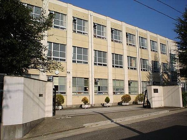 画像26:中学校「市立川名中学校まで620m」