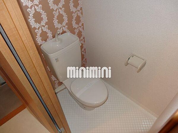 画像9:壁紙がおしゃれなトイレです
