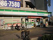 コンビニ「ファミリーマートまで240m」