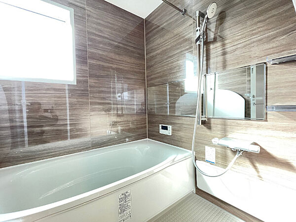 画像8:浴室にも採光がさし明るいお風呂となります。