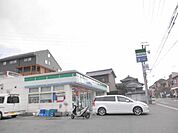 コンビニ「ファミリーマートまで320m」