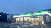 コンビニ「ファミリーマート清水山店まで563m」