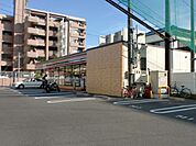 コンビニ「セブンイレブンまで240m」