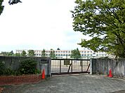 中学校「市立猪高中学校まで2100m」