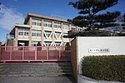 小学校「市立東小学校まで790m」