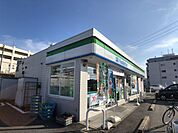 コンビニ「ファミリーマートまで330m」