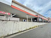 スーパー「ピアゴまで1200m」