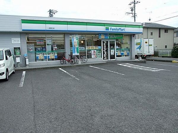 画像21:コンビニ「ファミリーマートまで310m」