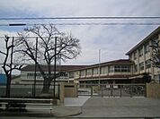 小学校「市立宮西小学校まで2500m」