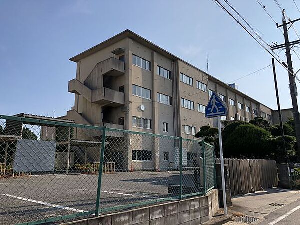 画像17:中学校「岡崎市立美川中学校まで1781m」
