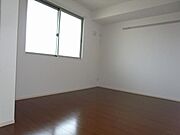 北側のお部屋にも窓。