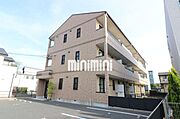 1階は広めの庭付き。駐車場もあります。