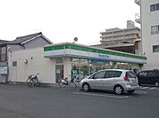 コンビニ「ファミリーマートまで220m」