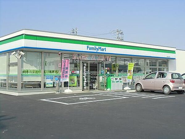 画像10:コンビニ「ファミリーマートまで590m」