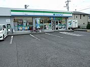 コンビニ「ファミリーマートまで310m」