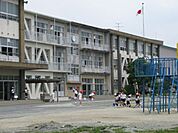 小学校「市立神山小学校まで1300m」