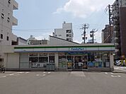 コンビニ「ファミリーマートまで240m」