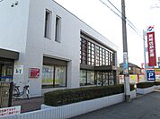 銀行「岡崎信用金庫まで590m」