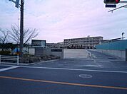 中学校「岡崎市立六ツ美中学校まで2564m」