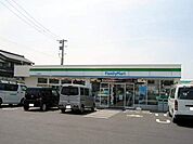 コンビニ「ファミリーマートまで320m」