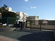 小学校「市立栄小学校まで560m」