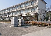 小学校「半田市立花園小学校まで594m」