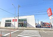 複合モール「ユニクロ半田店まで690m」