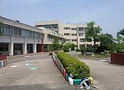 小学校「武豊町立緑丘小学校まで1893m」