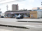 コンビニ「セブンイレブンまで520m」