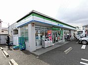 コンビニ「ファミリーマートまで590m」