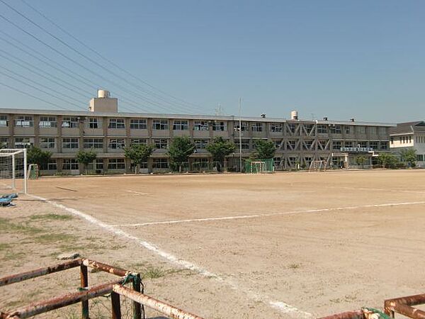 画像26:中学校「愛西市立佐屋中学校まで1153m」